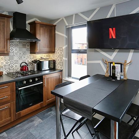 Neat City Apartment - Secure Parking - Wifi - Sleeps 4 - No Parties Belfast Extérieur photo
