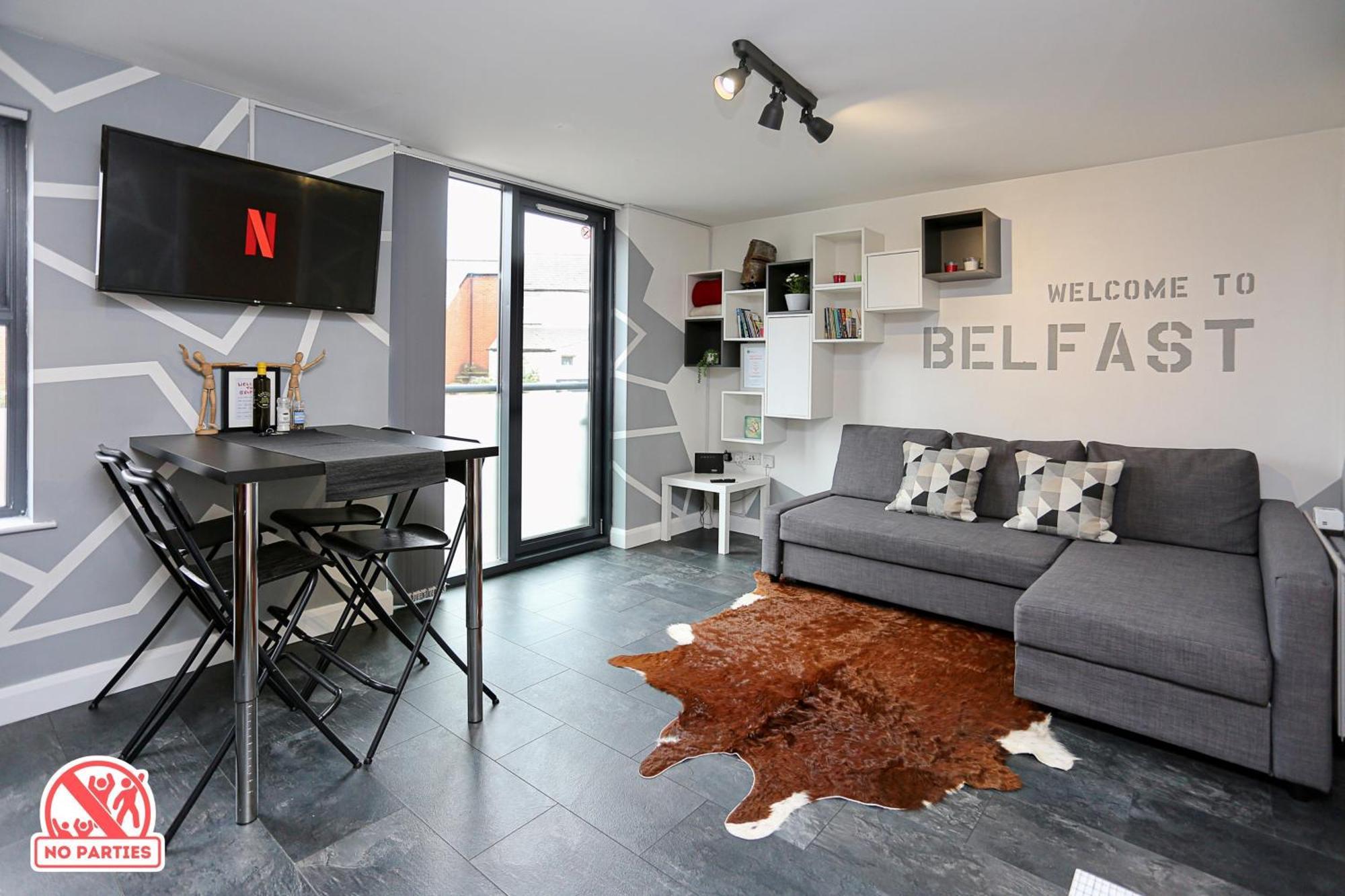 Neat City Apartment - Secure Parking - Wifi - Sleeps 4 - No Parties Belfast Extérieur photo