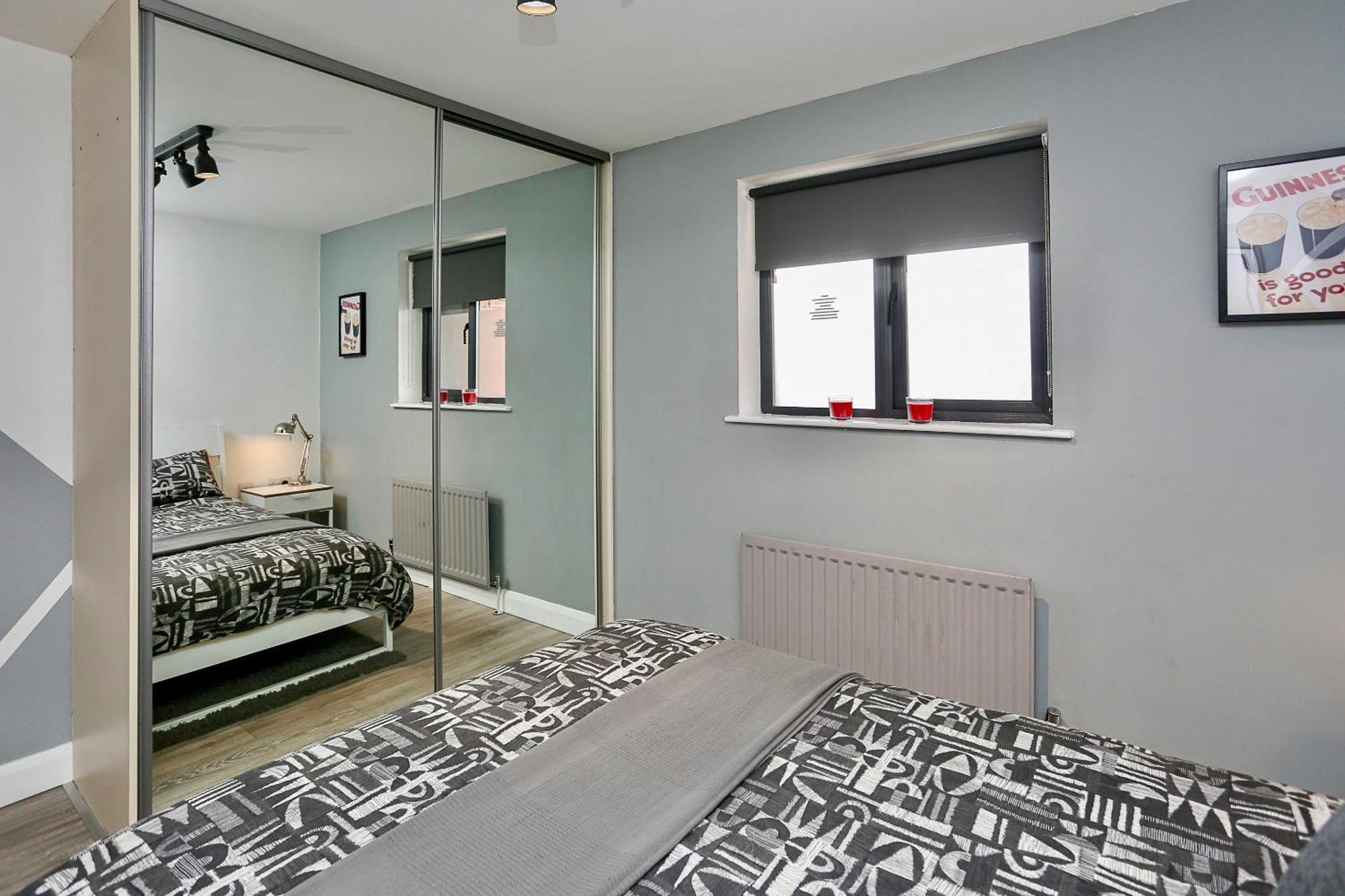 Neat City Apartment - Secure Parking - Wifi - Sleeps 4 - No Parties Belfast Extérieur photo