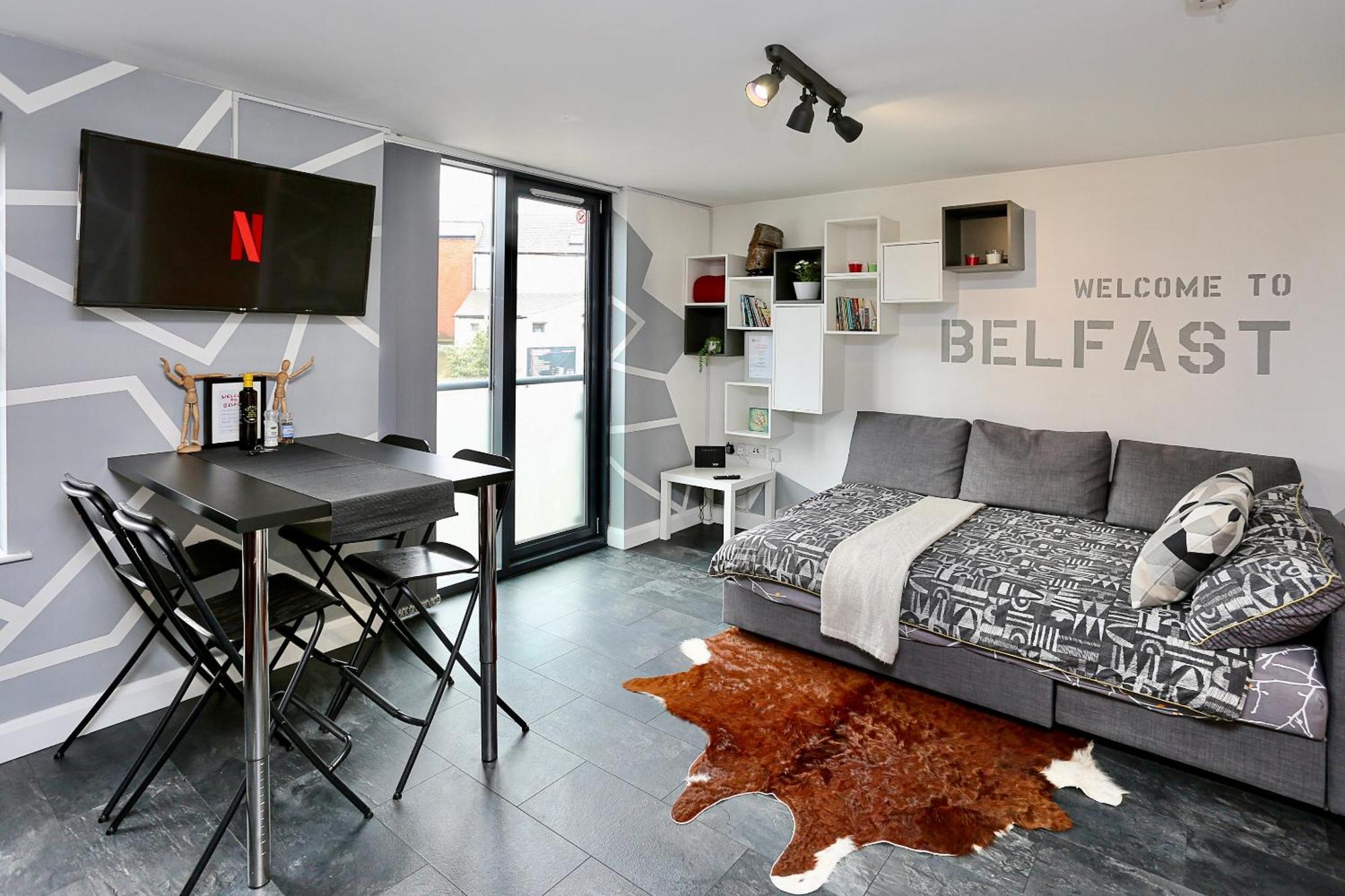 Neat City Apartment - Secure Parking - Wifi - Sleeps 4 - No Parties Belfast Extérieur photo