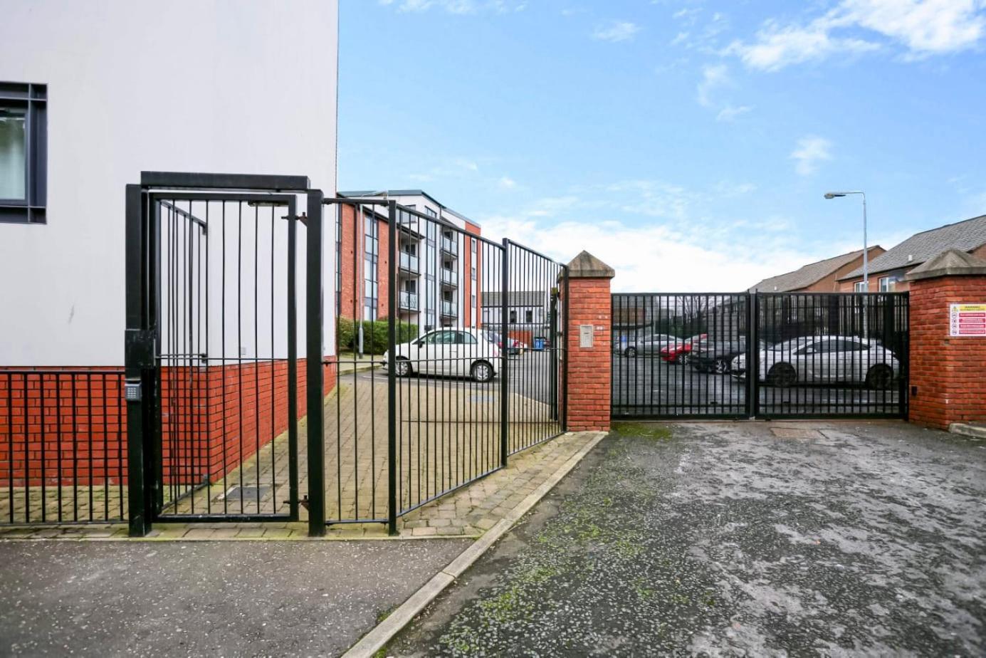 Neat City Apartment - Secure Parking - Wifi - Sleeps 4 - No Parties Belfast Extérieur photo